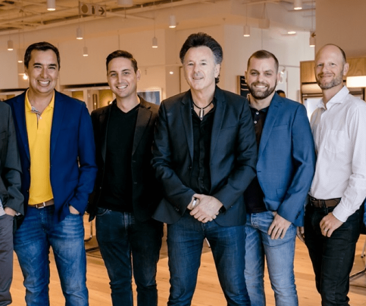 Un retrato del equipo y los socios de Sendmarc