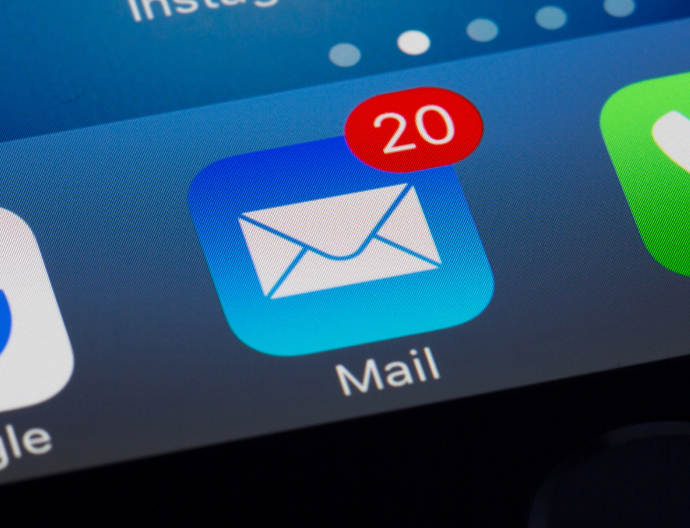 Aplicación de correo con 20 notificaciones por correo electrónico