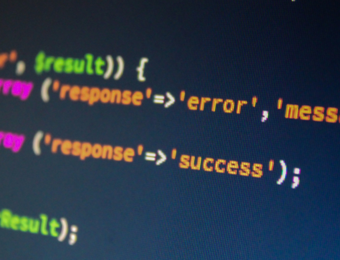 Una pantalla de ordenador muestra un mensaje compuesto en código de programación